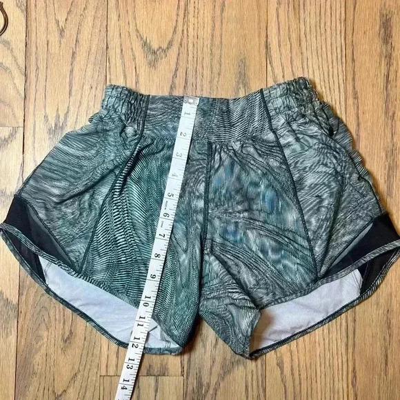Lululemon Women’s Hotty Hot Low Rise Multi Colored Shorts Size 4 Tall - Picture 9 of 14